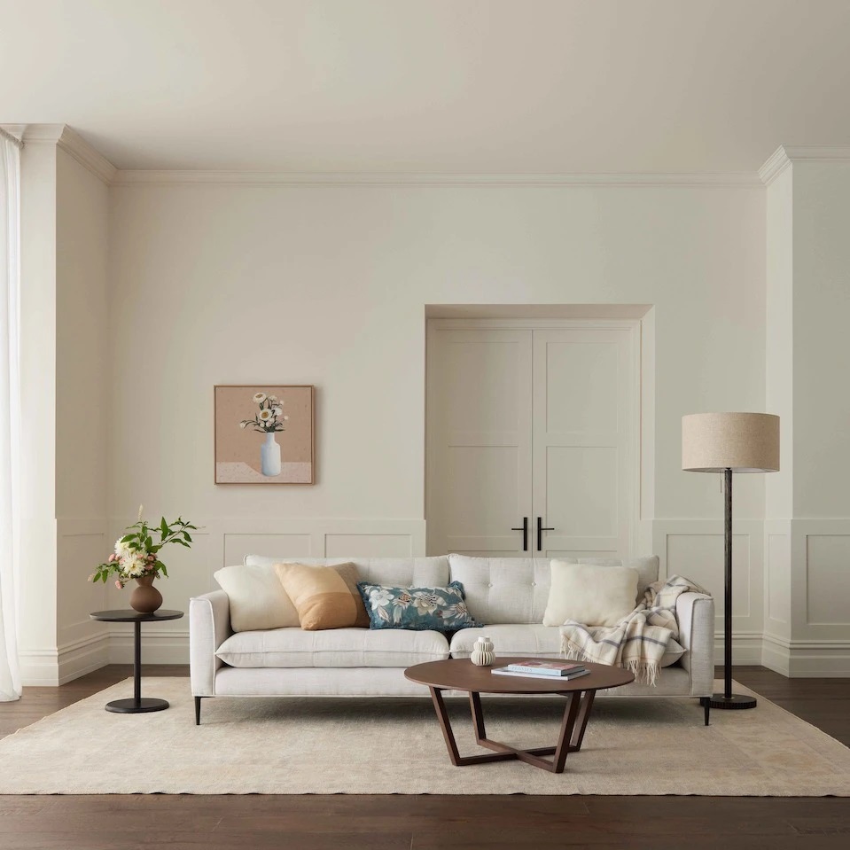 phong khach son dulux mau trang kem