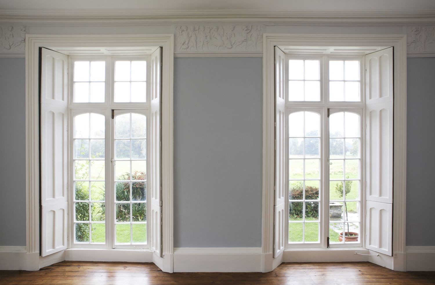 son nha truoc phong khach mau ghi sang